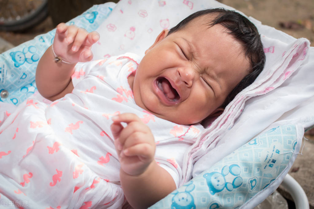 三四个月的宝宝哭了怎么办,三个月宝宝哭
