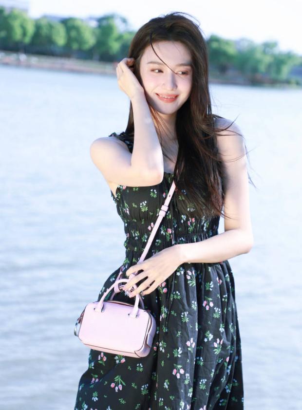 王楚然惊艳衬衫写真大片,王楚然时髦个性写真图片