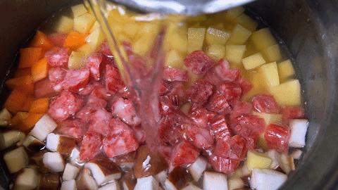 四季豆香肠焖饭电饭煲,西红柿香肠焖饭电饭煲做法