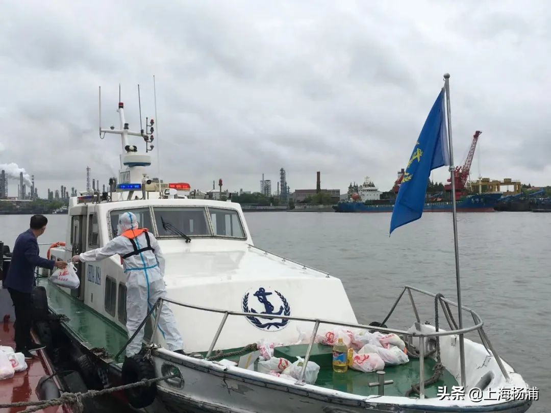 风雨中的摆渡人图片,风雨中的摆渡人
