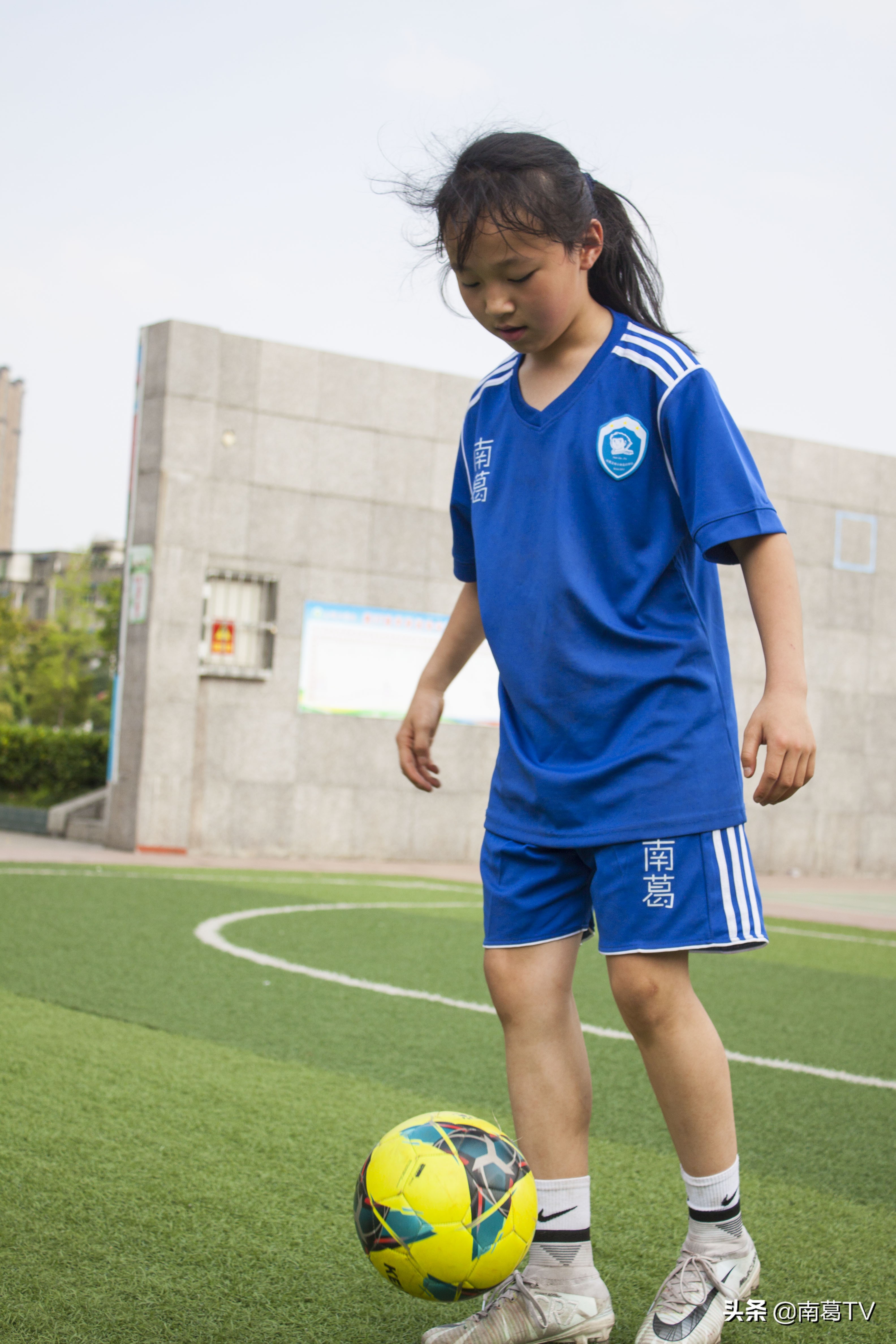 爱踢球的女生有多努力,爱足球的女生每一天都是彩虹