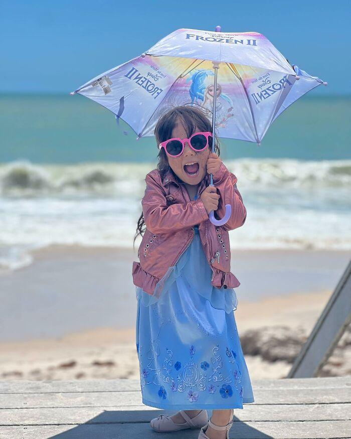 美国小女孩脸带“蝙蝠侠”黑印,治疗两年经过终于恢复肉色!