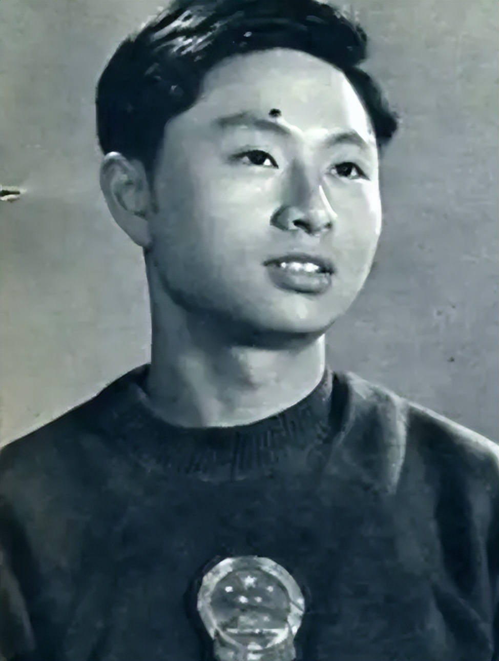 1961年容国团参加世乒赛，贺龙感到很紧张，于是让董必武下去休息