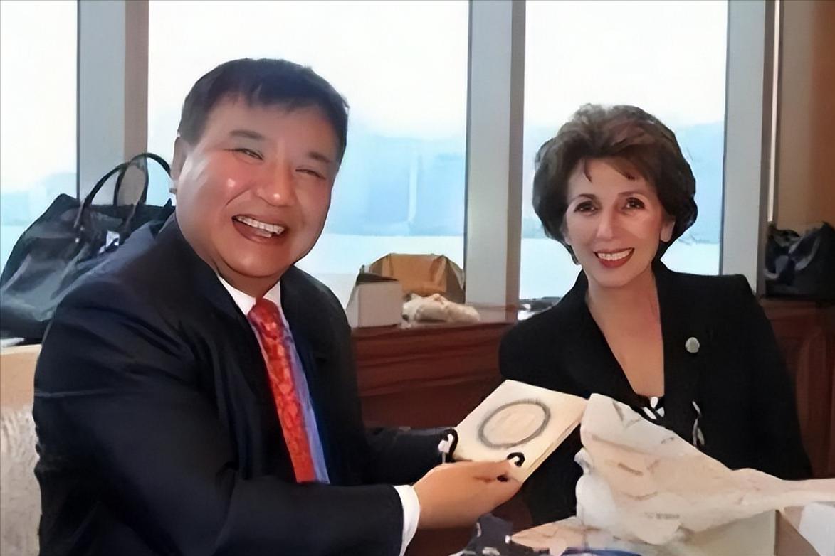 电池大王钟馨稼为美国捐款,钟馨稼做的是什么牌子的电池