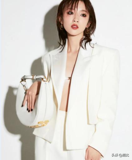 法棍包接班人？Fendi全新出的这款腋下包到底怎么样？