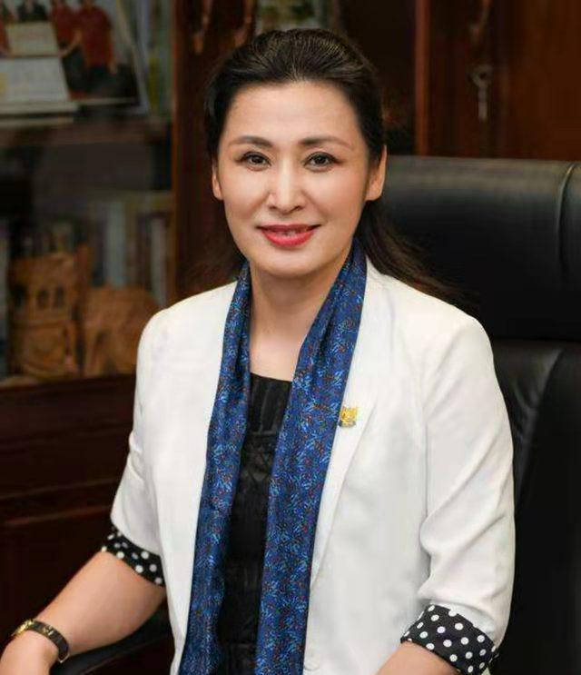 她被誉为最美女校长，39岁成教授，49岁当大学校长，54岁知性美丽