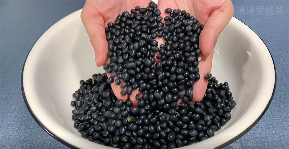 夏天干活没力气？教你拿1抓黑豆这么做，老公一天一杯，真有劲