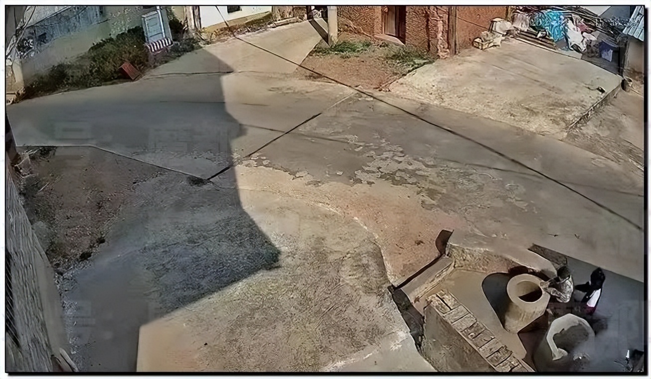 7岁女孩把4岁男童塞进深井,7岁女孩将4岁男童扔井里过程