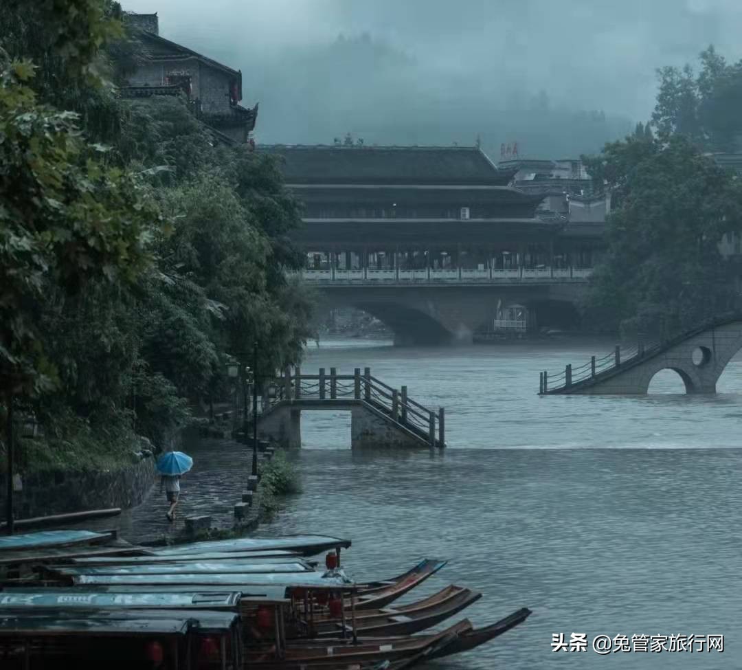白天的凤凰古镇也很美,凤凰古城值得去么