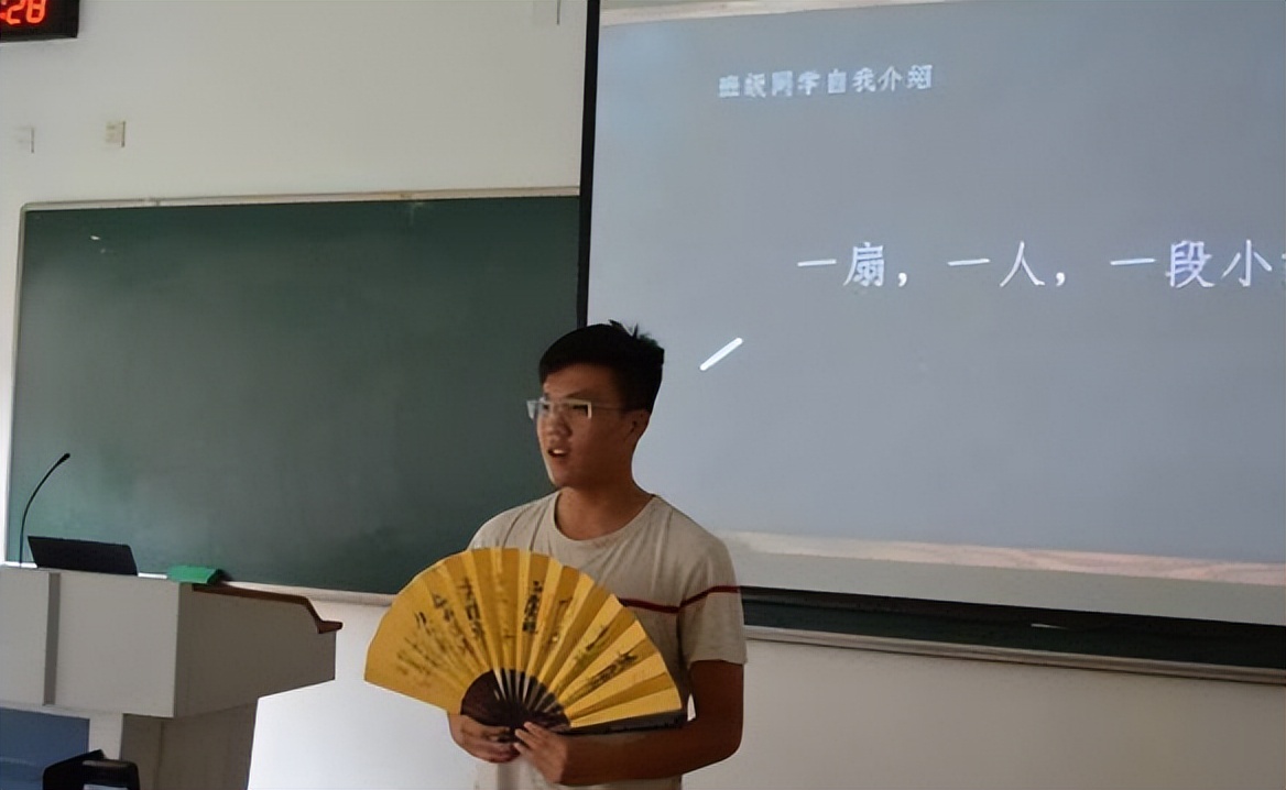 大一开学学生要自我介绍么,学长对大一新生的自我介绍