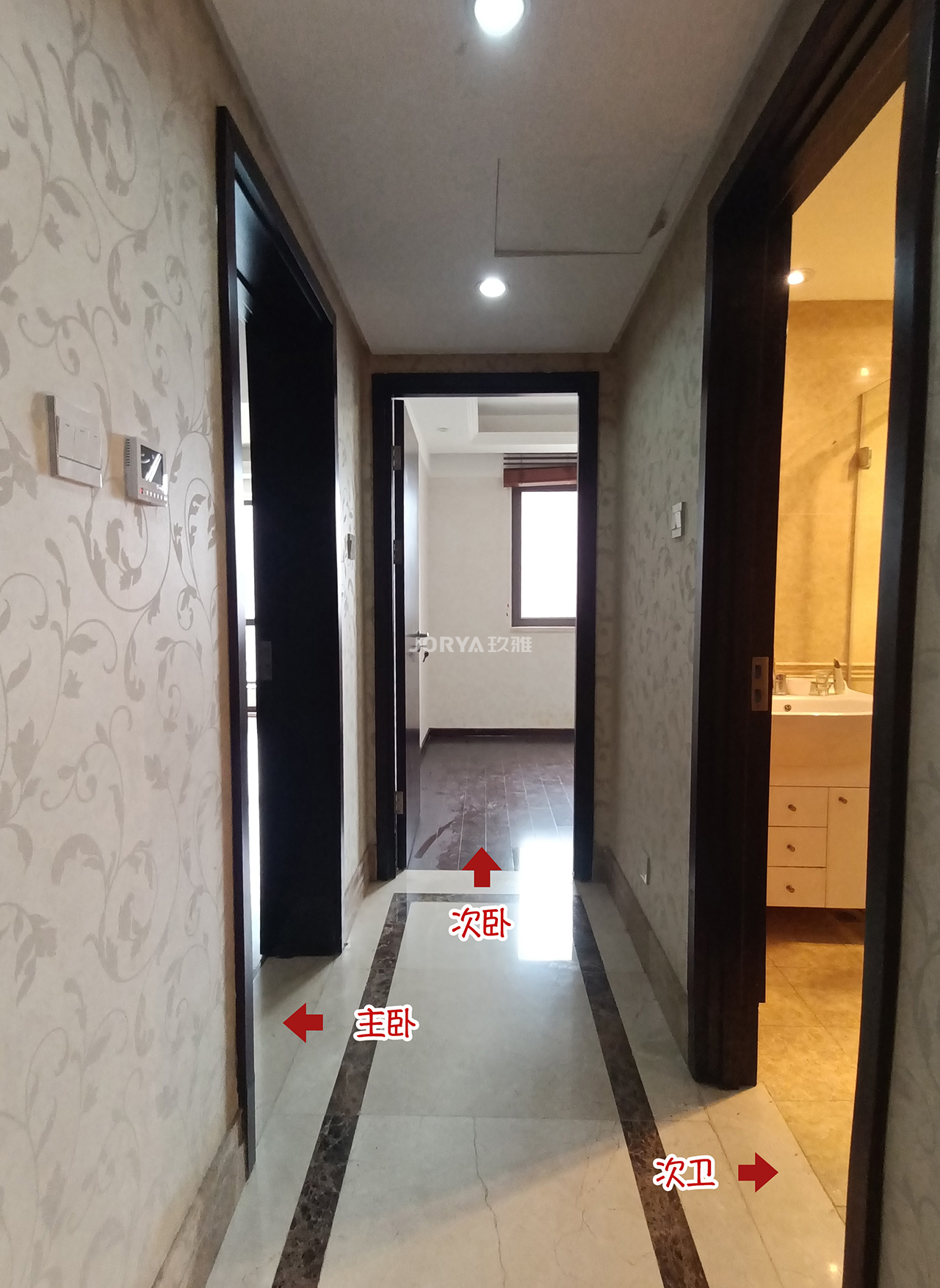 斜坡造型吊顶,斜坡屋顶木板吊顶