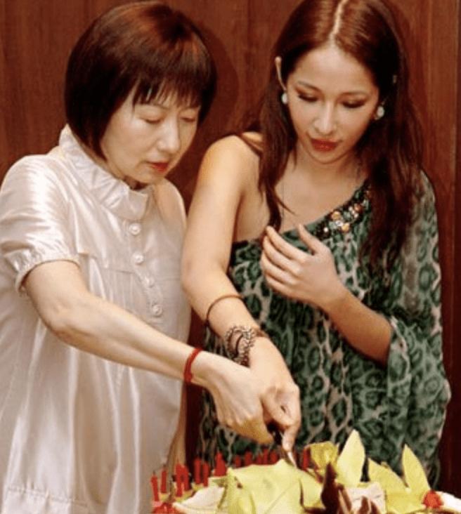 43岁萧亚轩,萧亚轩40岁换18个男友