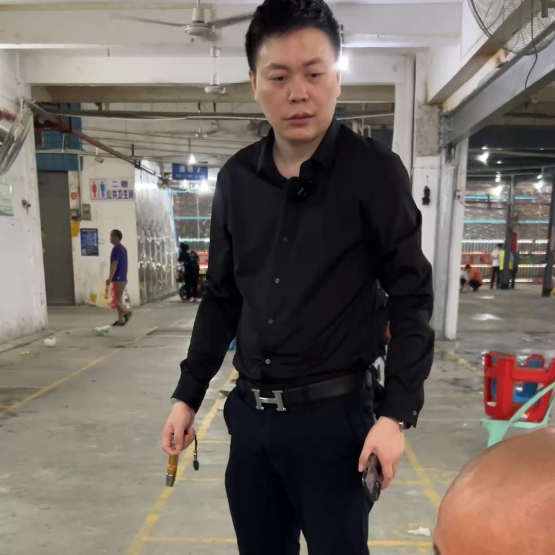 出门逗小猫，结果又在翡翠市场花了六位数，这回帮一位广州...