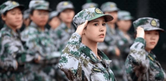 军训艾菲,女大学生艾菲军训走红