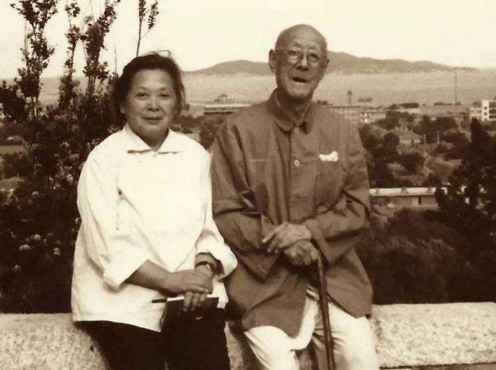 毛主席参加陈毅追悼会，看到一副挽联，停下问道：这是谁写的？