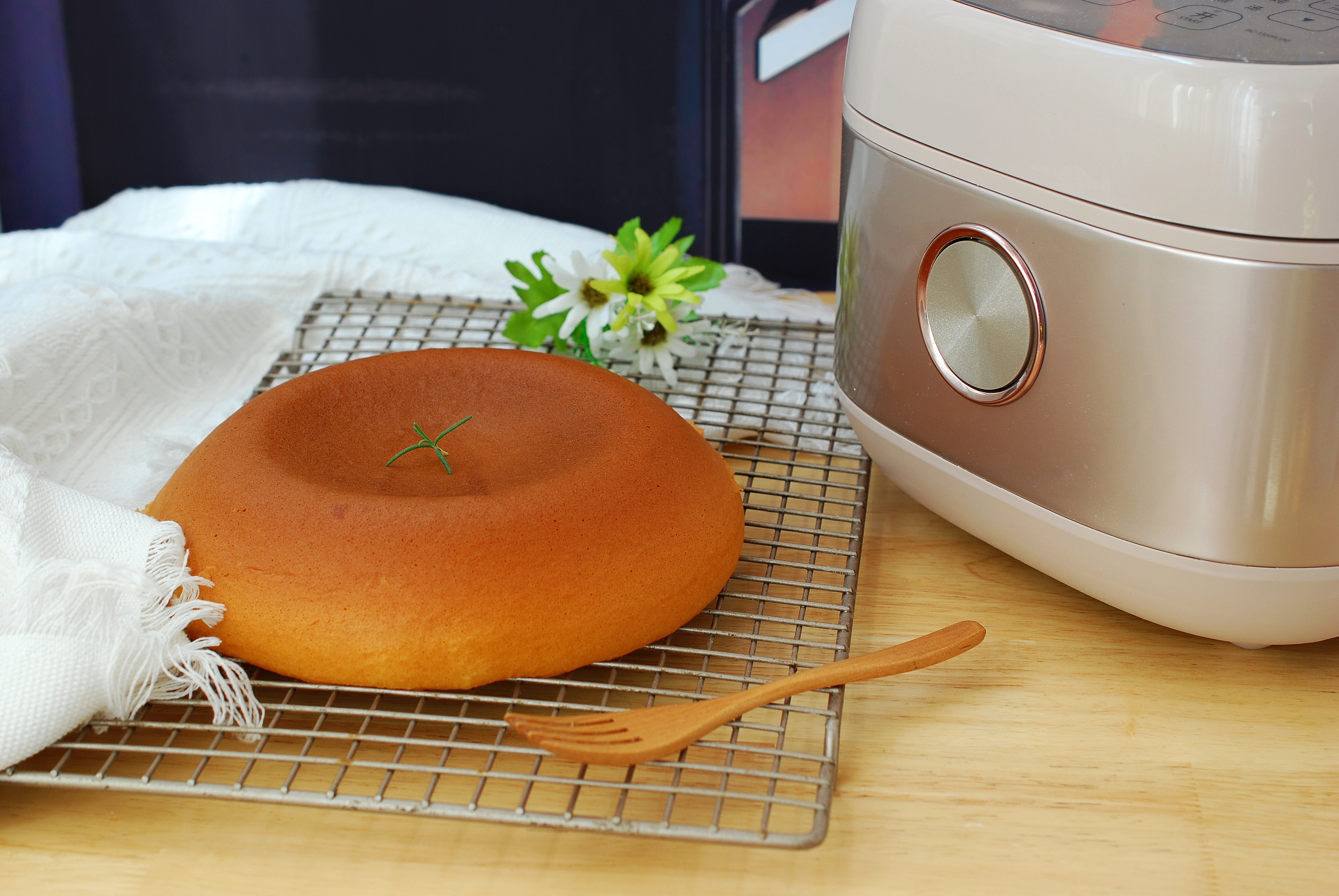 不用分蛋打发的纸杯蛋糕,不需要打发只用鸡蛋的电饭煲蛋糕