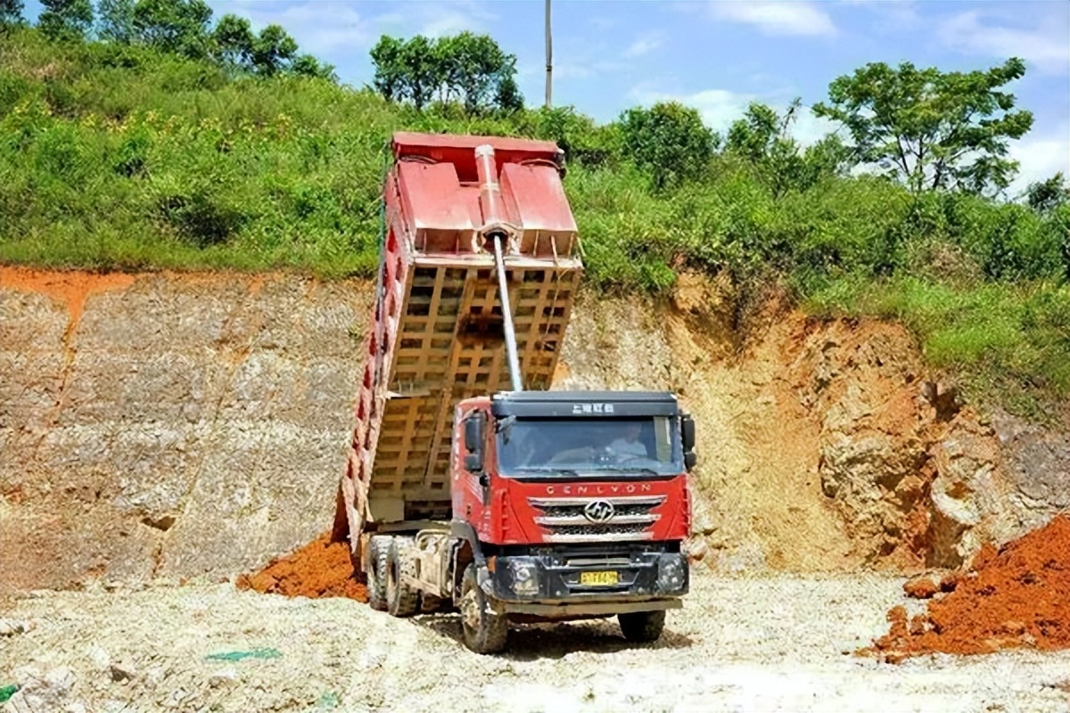 跟车实录在路上见到品牌的卡车,红岩杰狮车队夜晚视频