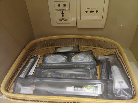 飞雪迎春山花烂漫,飞雪迎春绽玉蕊