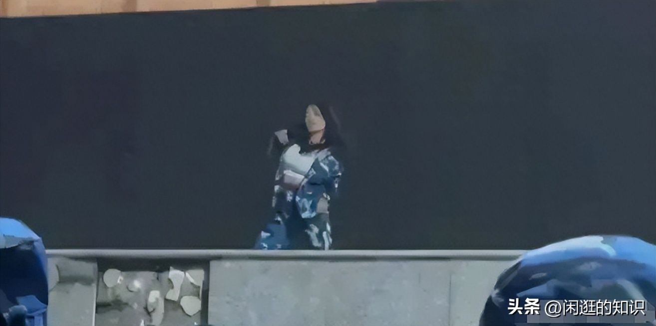 高校女生军训走光