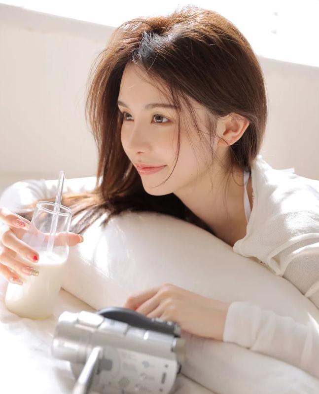 白色上衣穿出清新脱俗