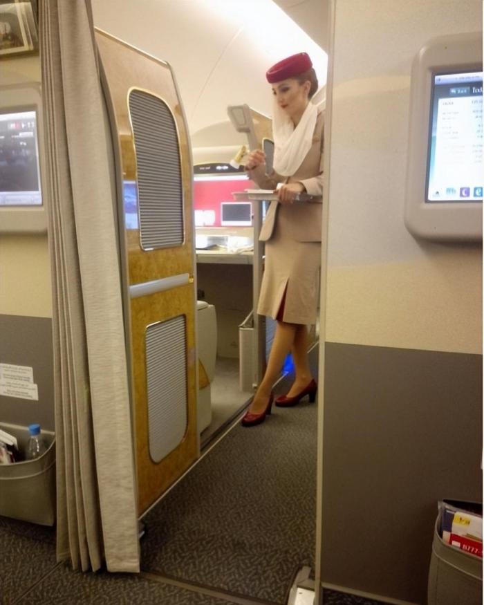 英国打造“天上人间”空姐在飞机上卖淫，自称比普通空姐多赚十倍