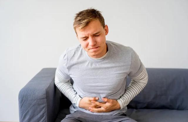 酒后出现这些症状就要警惕了,酒后第二天导致的急性胰腺炎