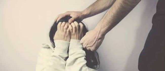 69岁的老太太被维修工强奸，还威胁她不要报警，男子属于什么行为