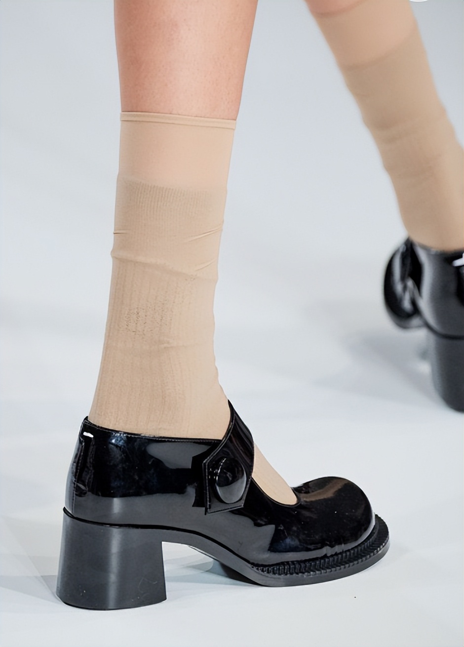 基本款必备鞋子有哪些款式,比较时髦的鞋