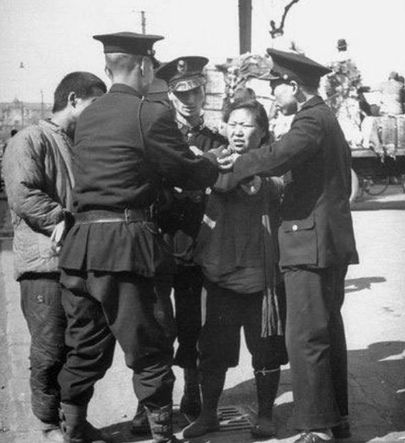 1957年，一张苏联交通宣传画被带到北京，毛*东泽**：纠正违章先敬礼