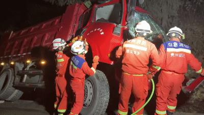 贵州一客车侧翻27人身亡救援现场,贵州一罐车爆胎侧翻