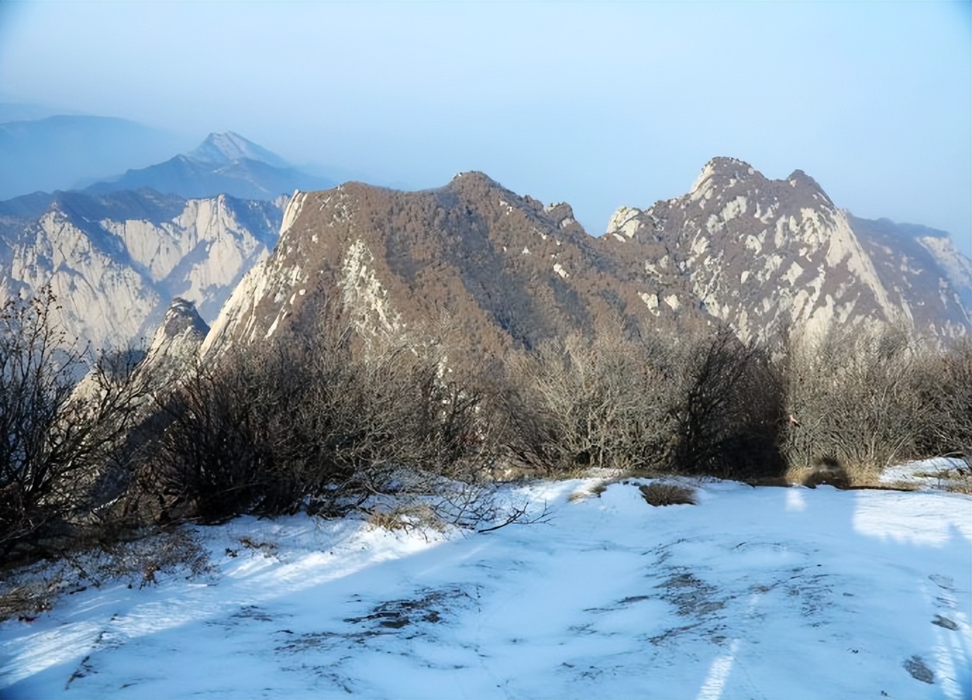 冬日里的华山银装素裹,冬日登上秦岭山脊