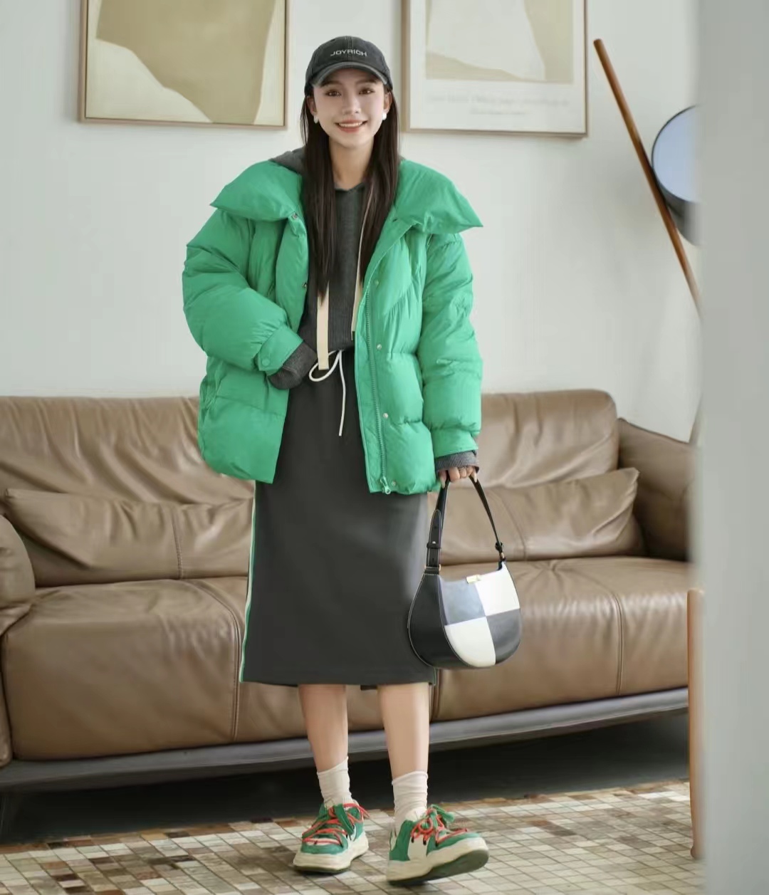 冬季穿什么颜色的羽绒服最百搭,流行的冬季羽绒服颜色搭配