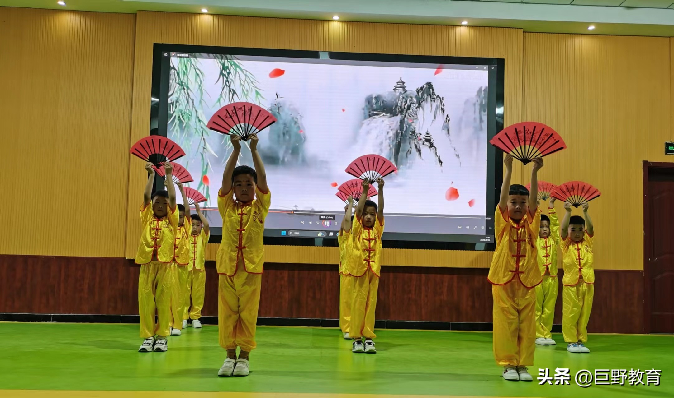 巨野县麒麟镇中心学校举行童声颂*党**恩欢庆“六一”文艺展演