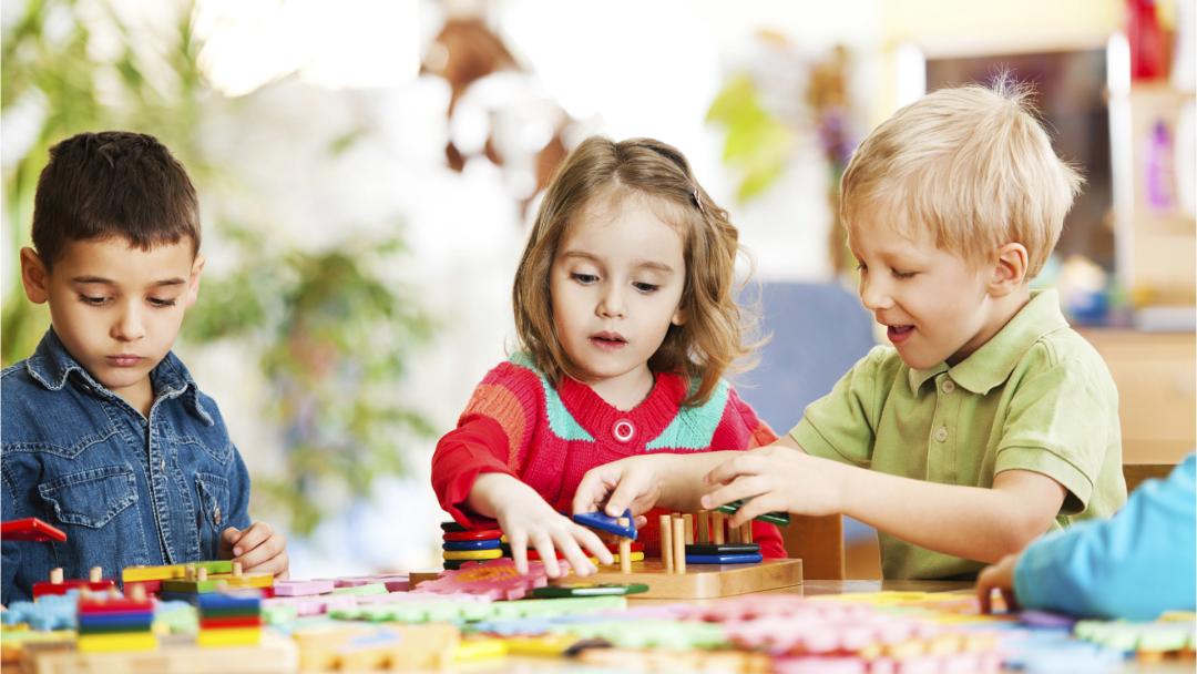 孩子经常食指和中指互相摩擦,小孩经常夹胳膊摩擦