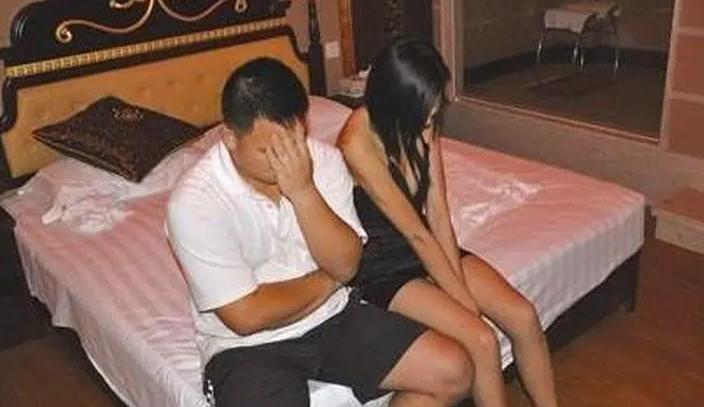 70岁老汉砍死村霸，将手脚筋全部挑掉，老汉：他*辱侮**我儿媳妇！