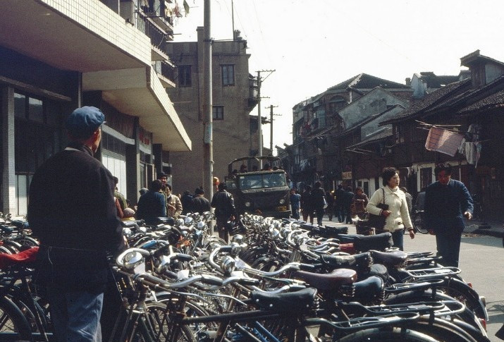 八十年代的上海老照片,踩在东海沿岸闪耀着无与伦比的繁荣骄傲