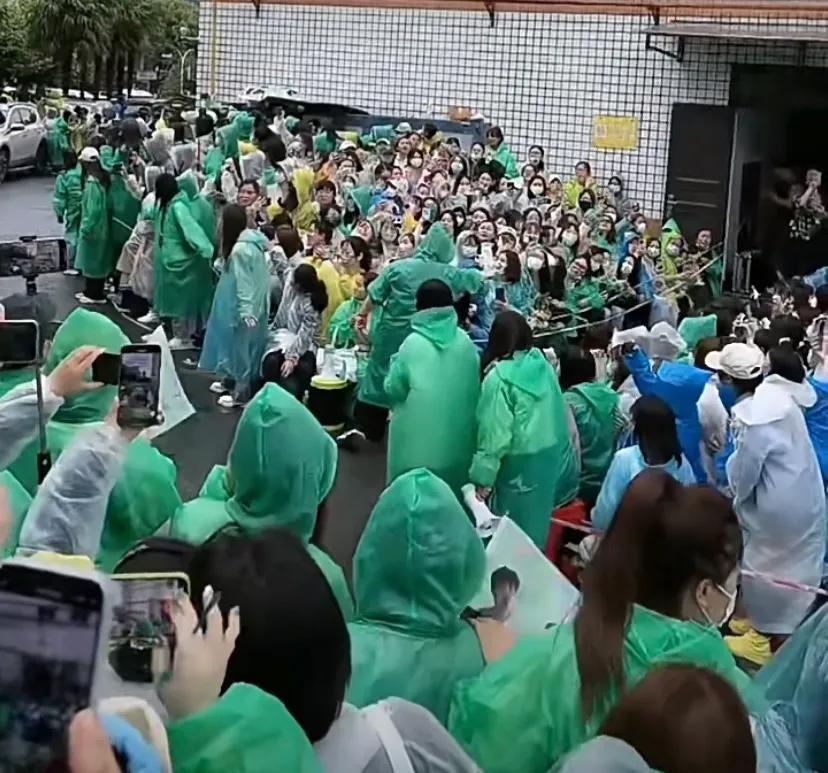 成毅给粉丝买烤全羊,成毅请剧组人员吃烤全羊