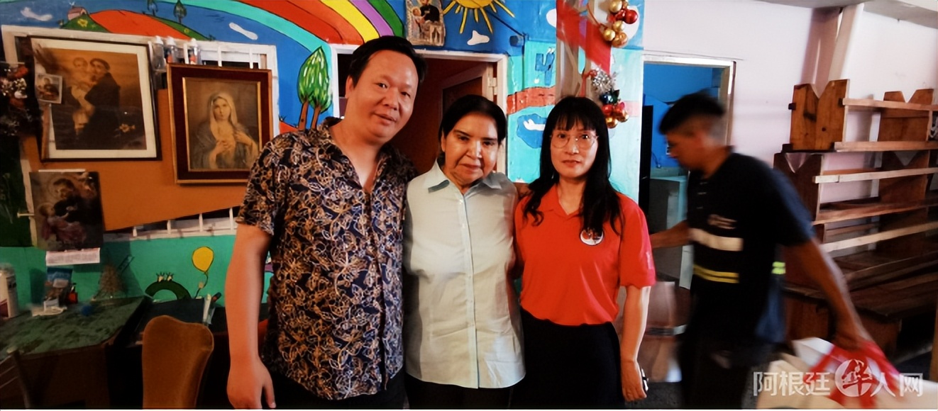 阿根廷华人社团献爱心：向当地慈善组织捐赠圣诞礼包