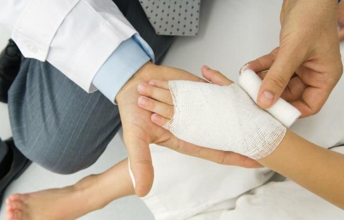 孩子被开水烫伤后续,孩子被开水烫伤后该如何处理