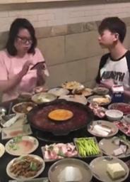 浪胃仙：男扮女装搞吃播，是在吃“性别红利”？如今却被质疑催吐