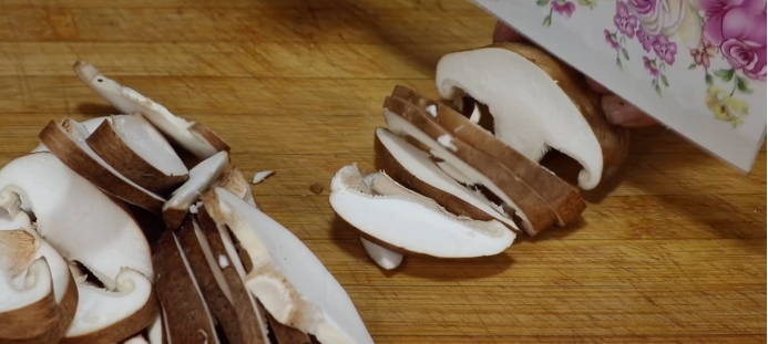 炒蒜苔最忌讳焯水和直接炒,蒜苔必须焯水才能炒吗