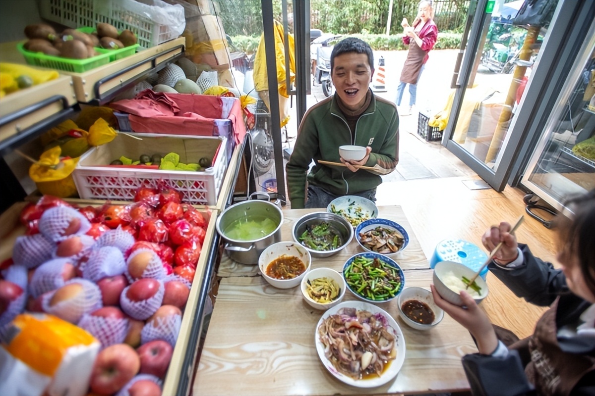 斜杠青年的骑手生活：边开水果店边做骑手昆明小伙收获“满满的幸福”
