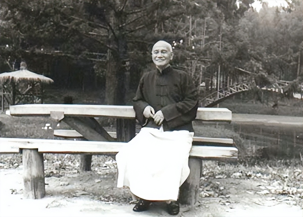 蒋介石的陵墓有多惨？子孙哭着要给他迁葬