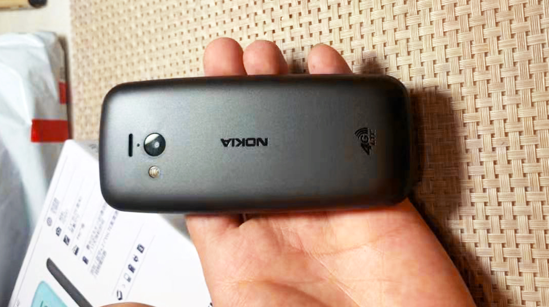 88克轻薄机身随手装进口袋，这台诺基亚功能机，专门用来打电话