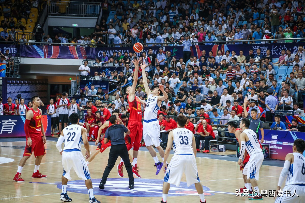 姚明和周琦最新信息,姚明球场外穿西装看球照片