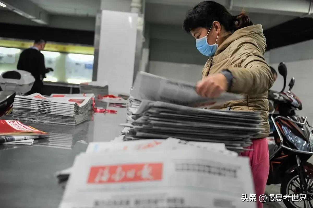 男子去住建局戴纸帽子被拘留,油漆工戴报纸帽子工作