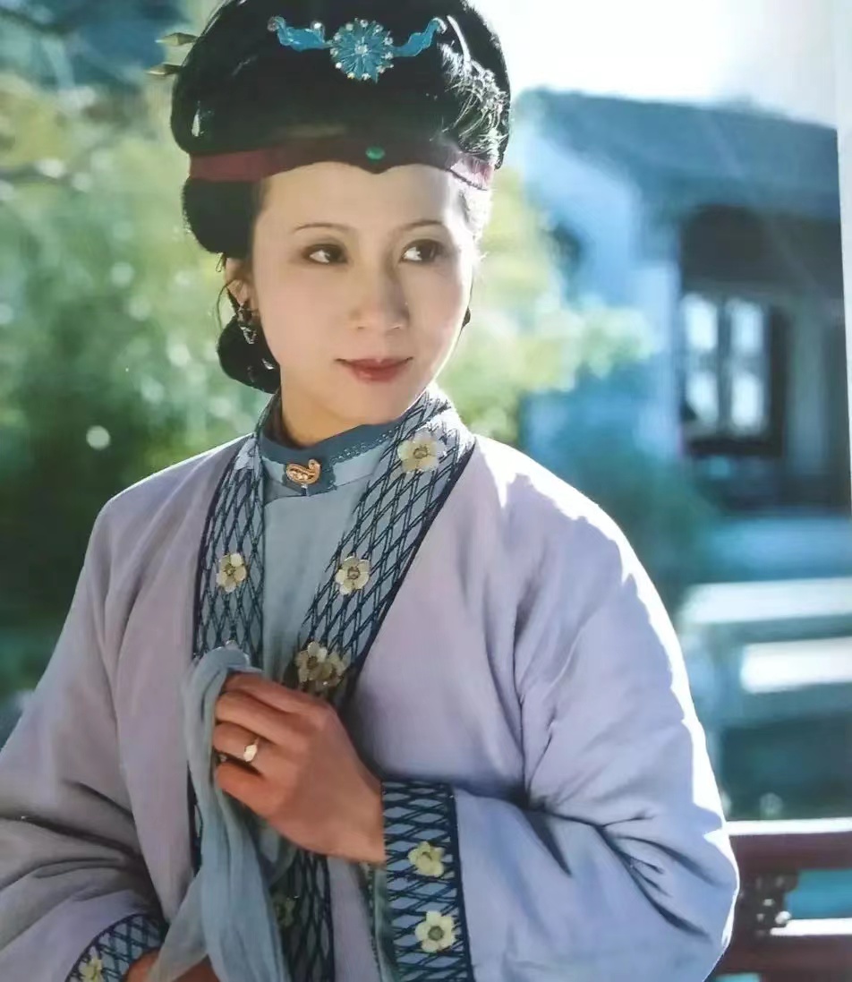 宝玉的那块玉最后去哪了 (第三十七回贾芸给宝玉带来了什么)