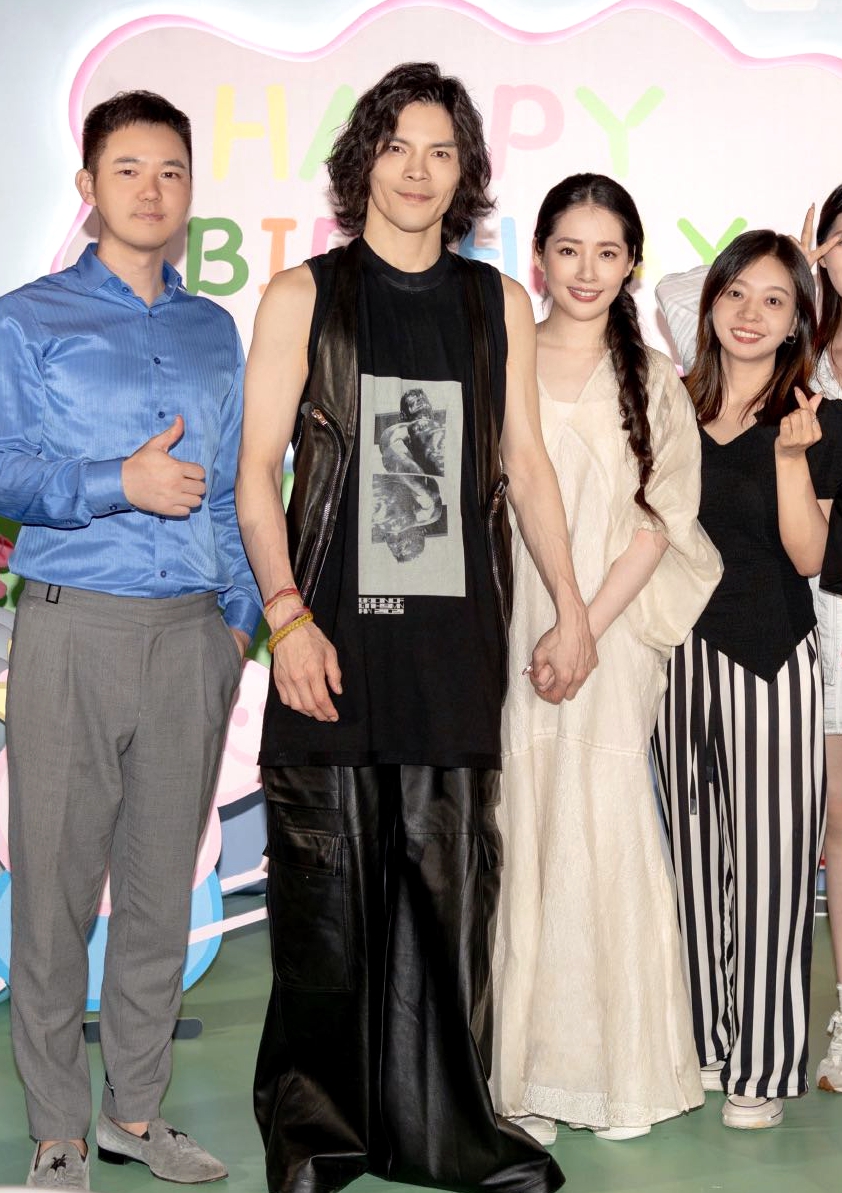 向佐郭碧婷儿子周岁宴,向佐与郭碧婷甜蜜合照