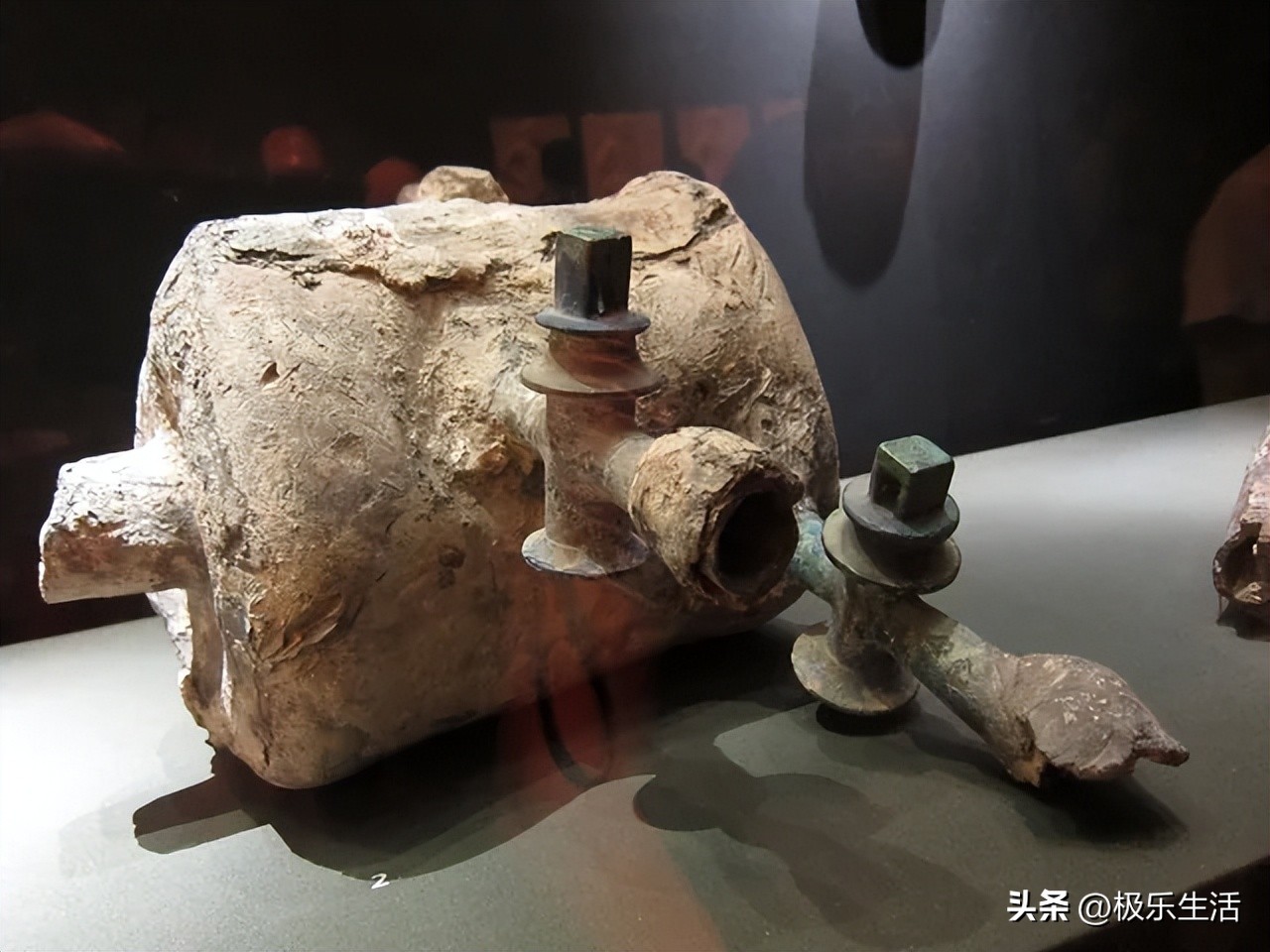 孰真孰假，40个看上去像现代仿制品的*物文**