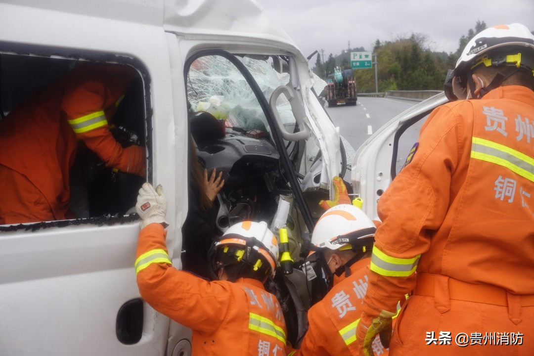 高速公路上两车相撞已致人死亡,高速公路两车相撞26人死亡